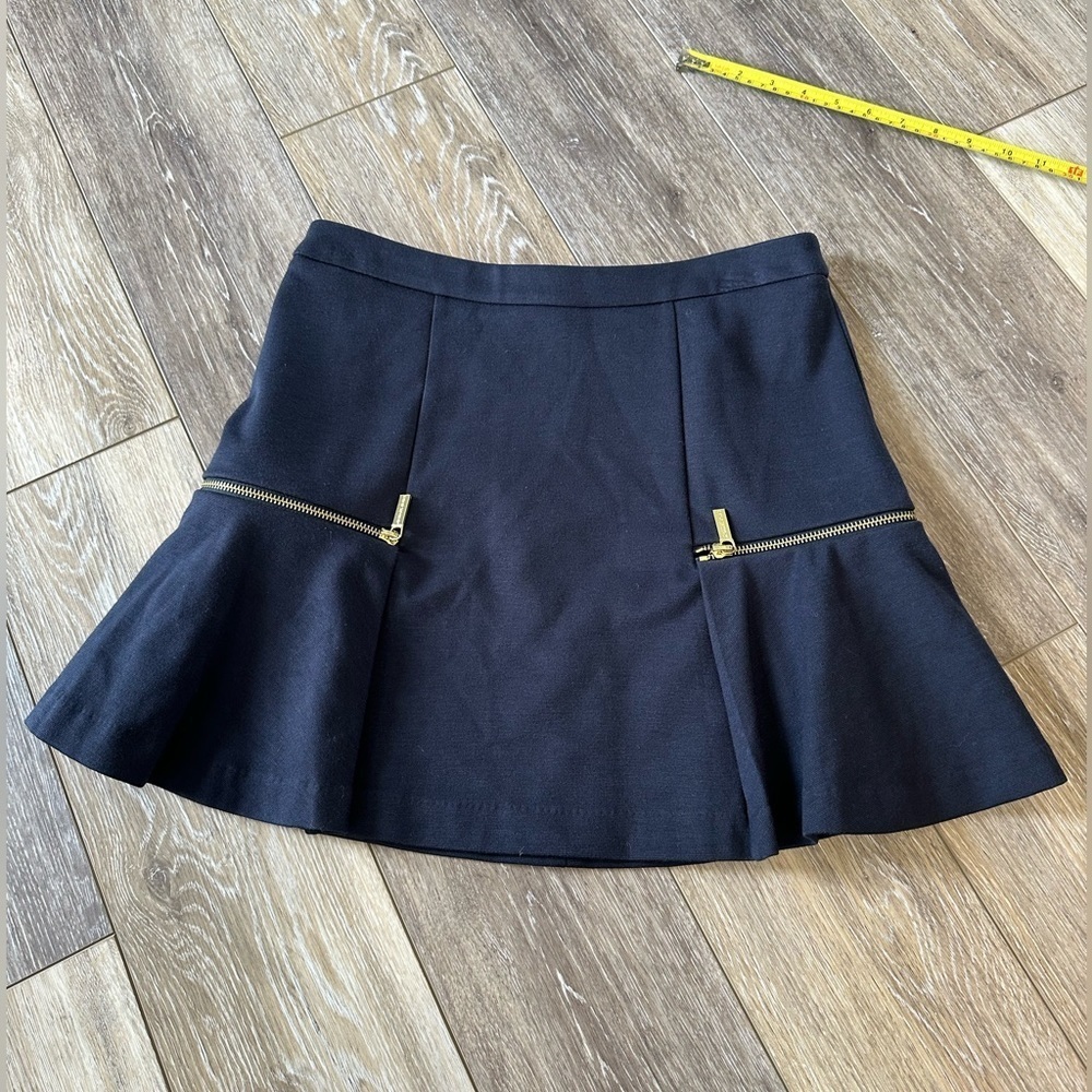 🛍️ classic blue skirt with excellent condition.